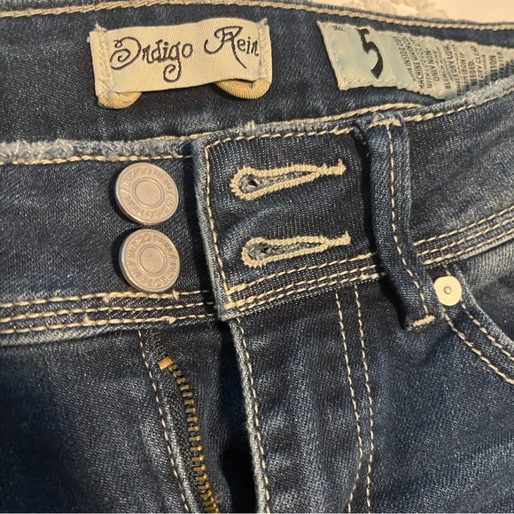 3D silver embellishments on unique jeans - Picture 3 of 9